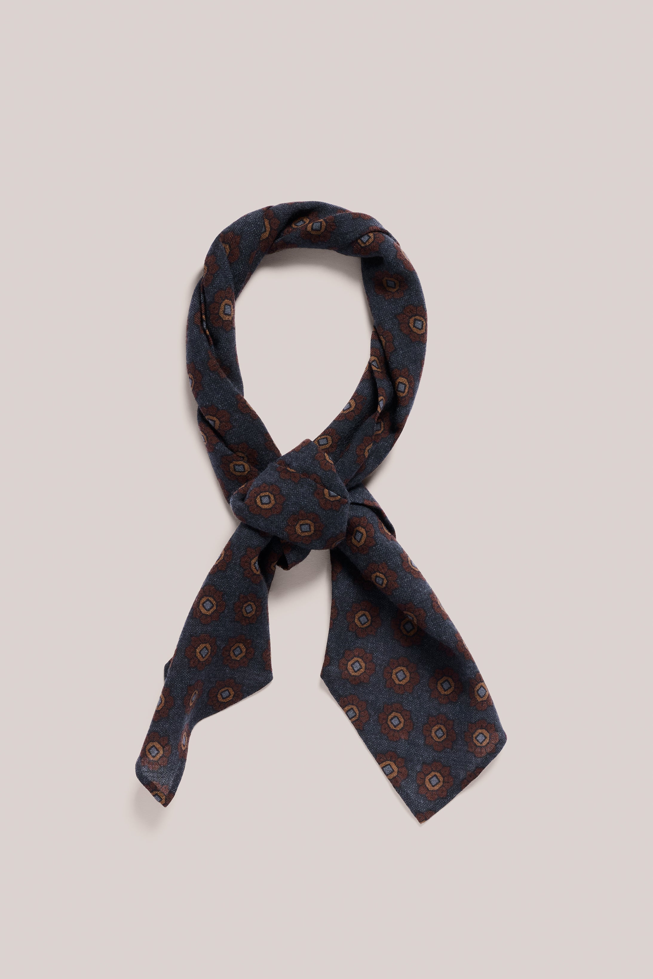 Neckscarf_navyflowers_1.jpg