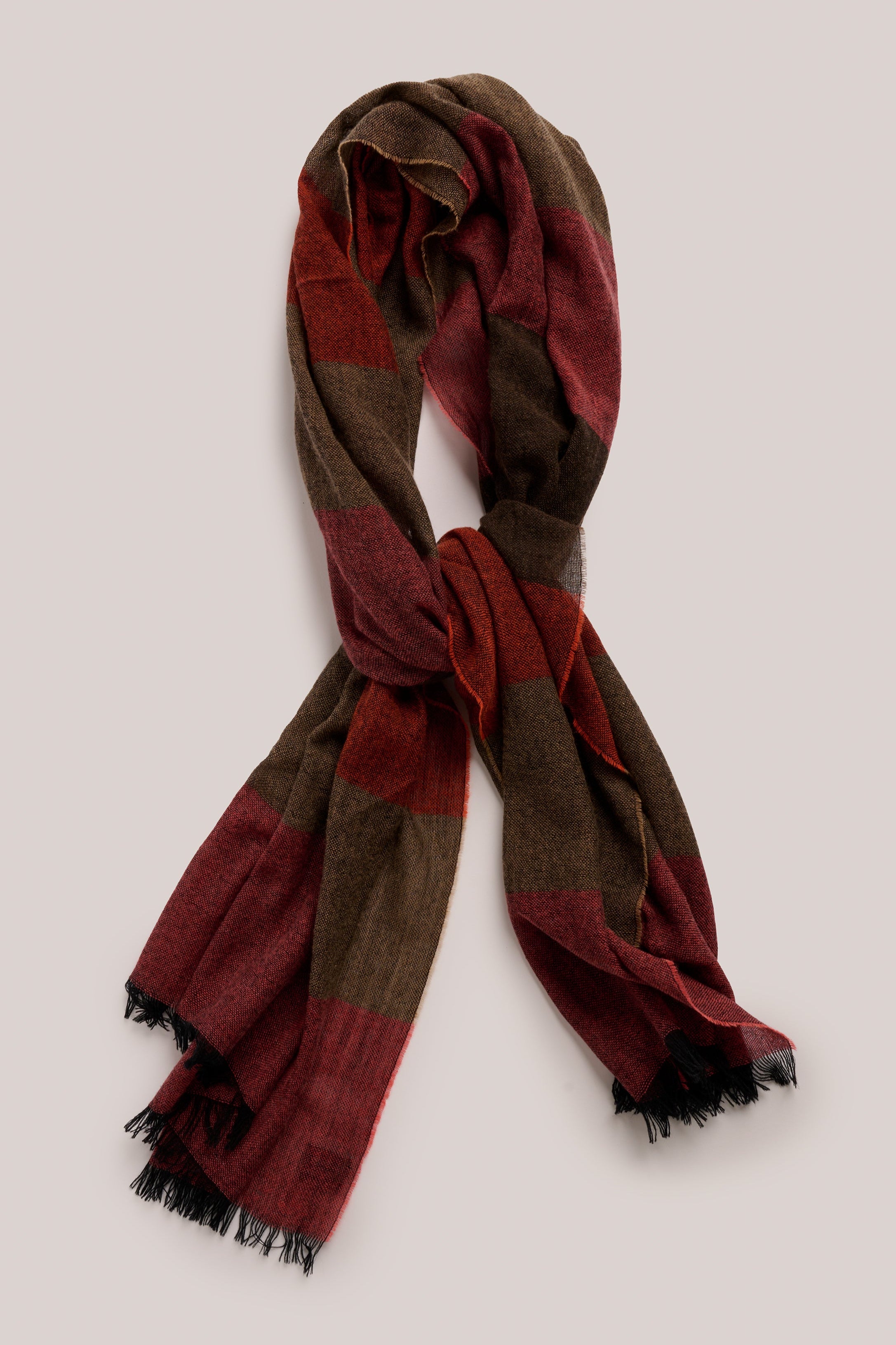RED_SCARF_1_6d0677b9-5f87-41fd-a2c0-d92e17e2f347.jpg