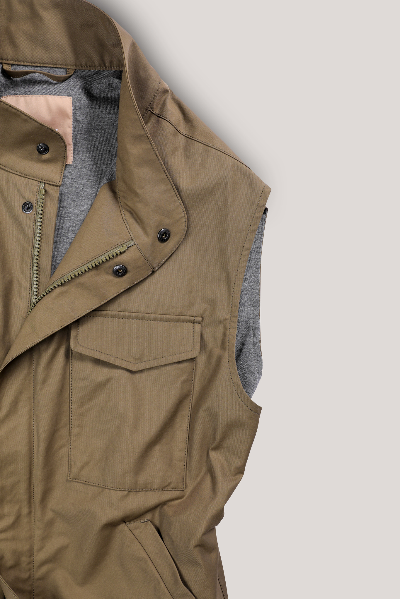 VEST-OLV-DET.png